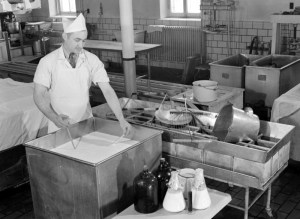Fabrication de fromage à l'École de laiterie de la province de Québec à Saint-Hyacinthe, 1945. BANQ.